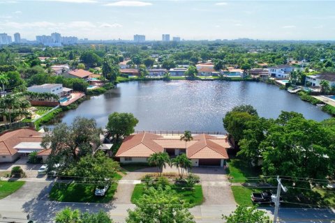 Casa en venta en Miami, Florida, 4 dormitorios, 210.33 m2 № 986188 - foto 1