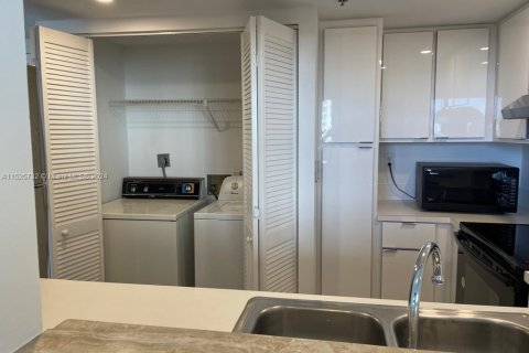 Condo in Miami, Florida, 1 bedroom  № 986191 - photo 8