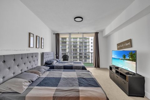 Condo in Miami, Florida, 1 bedroom  № 1215915 - photo 11