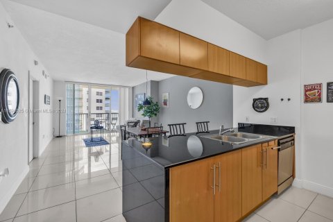 Condo in Miami, Florida, 1 bedroom  № 1215915 - photo 4