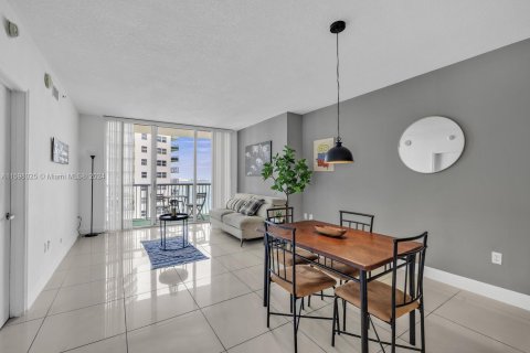 Condo in Miami, Florida, 1 bedroom  № 1215915 - photo 2