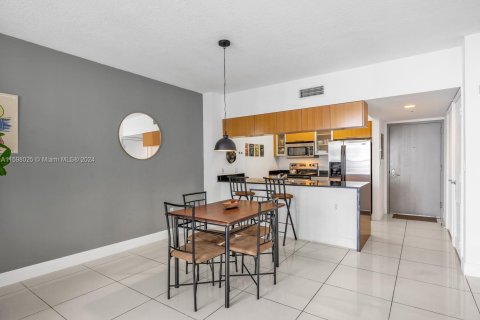 Condo in Miami, Florida, 1 bedroom  № 1215915 - photo 7