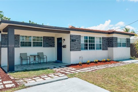 House in Hallandale Beach, Florida 3 bedrooms, 139.17 sq.m. № 1186707 - photo 1