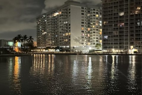 Condominio en venta en Hallandale Beach, Florida, 1 dormitorio, 65.03 m2 № 1325808 - foto 29