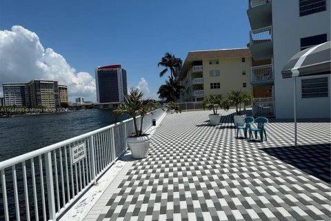 Condominio en venta en Hallandale Beach, Florida, 1 dormitorio, 65.03 m2 № 1325808 - foto 27