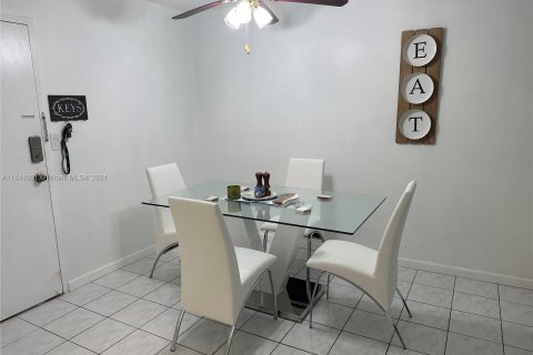 Condo in Hallandale Beach, Florida, 1 bedroom  № 1325808 - photo 10