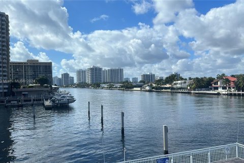 Condo in Hallandale Beach, Florida, 1 bedroom  № 1325808 - photo 18