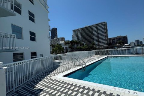 Condominio en venta en Hallandale Beach, Florida, 1 dormitorio, 65.03 m2 № 1325808 - foto 26