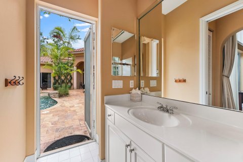 House in Wellington, Florida 5 bedrooms, 409.79 sq.m. № 1207767 - photo 12