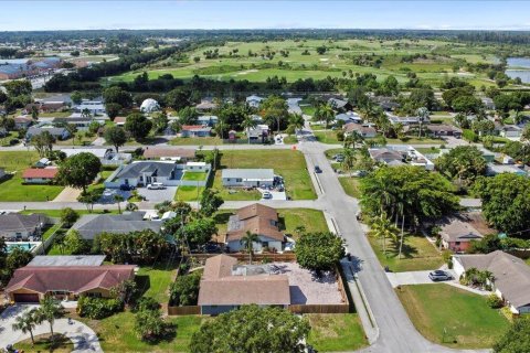 House in Lake Worth, Florida 3 bedrooms, 146.6 sq.m. № 1221419 - photo 2