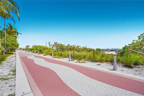 Condo in Miami Beach, Florida, 1 bedroom  № 986658 - photo 23