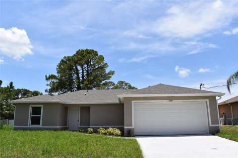 House in North Port, Florida 3 bedrooms, 119.29 sq.m. № 1212267 - photo 1