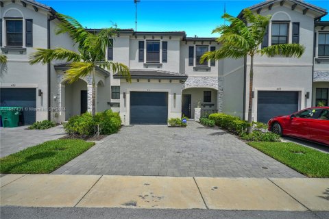 Townhouse in Miami Gardens, Florida 3 bedrooms, 124.86 sq.m. № 1358676 - photo 2