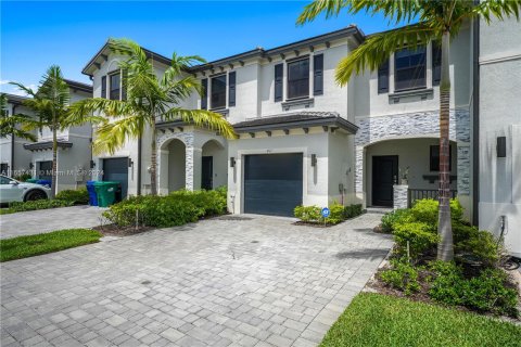 Townhouse in Miami Gardens, Florida 3 bedrooms, 124.86 sq.m. № 1358676 - photo 1