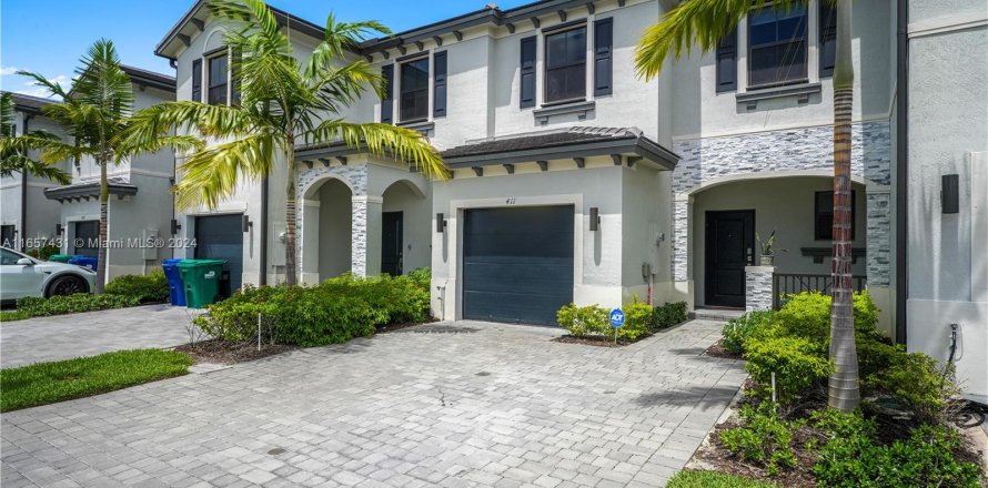 Townhouse in Miami Gardens, Florida 3 bedrooms, 124.86 sq.m. № 1358676