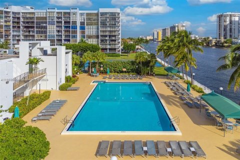 Copropriété à vendre à Hallandale Beach, Floride: 3 chambres, 132.85 m2 № 1358577 - photo 22