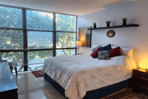 Condo in Hallandale Beach, Florida, 3 bedrooms  № 1358577 - photo 13