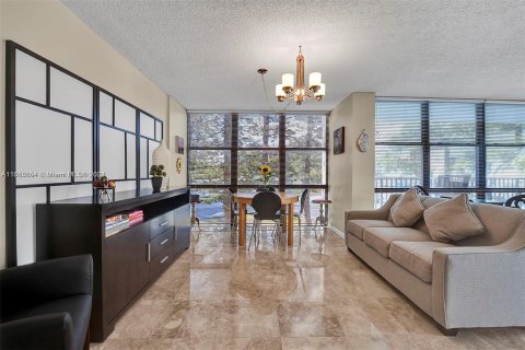 Copropriété à vendre à Hallandale Beach, Floride: 3 chambres, 132.85 m2 № 1358577 - photo 12