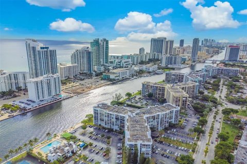 Copropriété à vendre à Hallandale Beach, Floride: 3 chambres, 132.85 m2 № 1358577 - photo 1