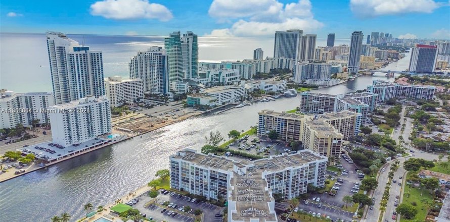 Condo à Hallandale Beach, Floride, 3 chambres  № 1358577