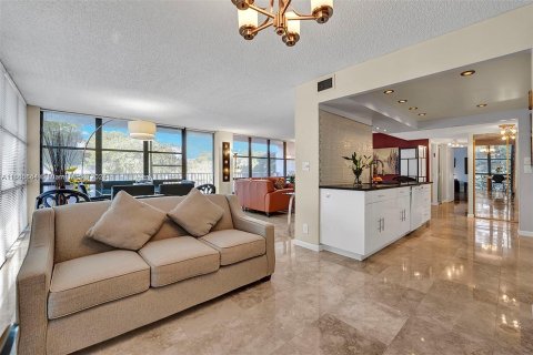 Condo in Hallandale Beach, Florida, 3 bedrooms  № 1358577 - photo 4