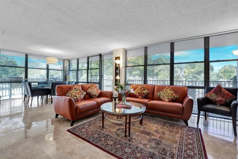 Condo in Hallandale Beach, Florida, 3 bedrooms  № 1358577 - photo 11