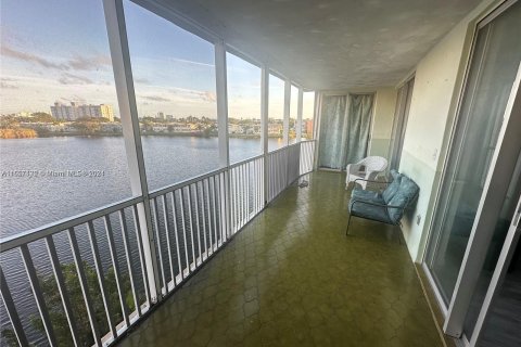 Condo in Miami, Florida, 2 bedrooms  № 1358677 - photo 5