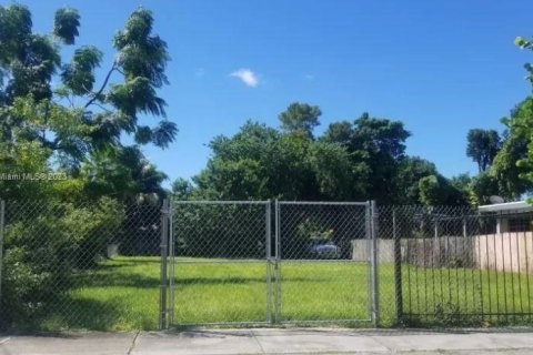 Terreno en venta en Miami, Florida № 910930 - foto 2