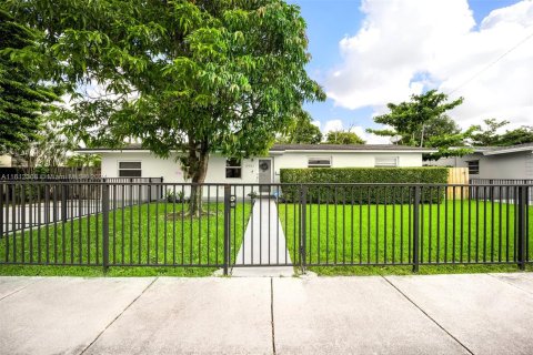 House in Miami, Florida 4 bedrooms, 134.71 sq.m. № 1235897 - photo 1