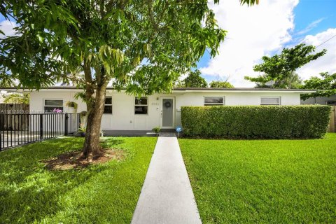 House in Miami, Florida 4 bedrooms, 134.71 sq.m. № 1235897 - photo 14