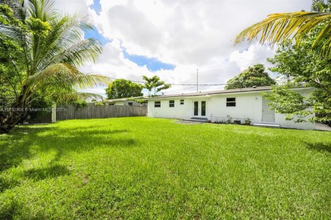 House in Miami, Florida 4 bedrooms, 134.71 sq.m. № 1235897 - photo 2