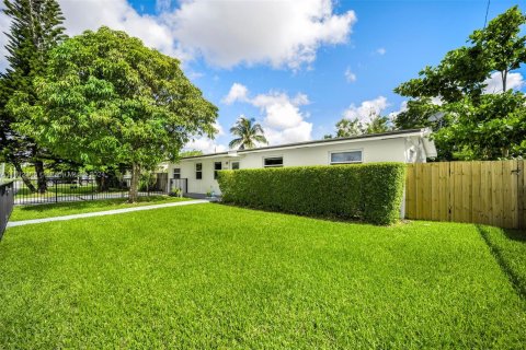 House in Miami, Florida 4 bedrooms, 134.71 sq.m. № 1235897 - photo 15