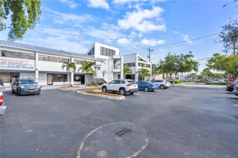 Купить коммерческую недвижимость в Окленд-Парк, Флорида № 938232 - фото 2