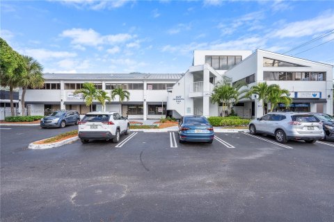 Купить коммерческую недвижимость в Окленд-Парк, Флорида № 938232 - фото 3