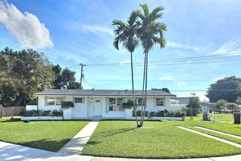 Купить виллу или дом в Катлер-Бей, Флорида 4 спальни, 155.8м2, № 944821 - фото 1
