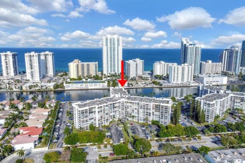 Condominio en venta en Hallandale Beach, Florida, 1 dormitorio, 99.87 m2 № 1176412 - foto 2