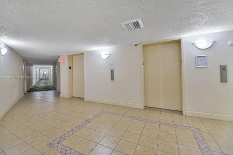 Condominio en venta en Hallandale Beach, Florida, 1 dormitorio, 99.87 m2 № 1176412 - foto 30