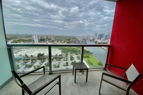 Condo in Hallandale Beach, Florida, 2 bedrooms  № 1176454 - photo 1