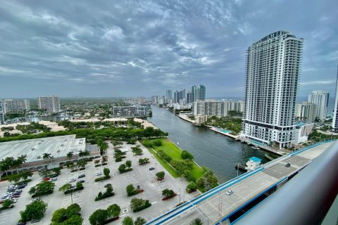 Condo in Hallandale Beach, Florida, 2 bedrooms  № 1176454 - photo 2