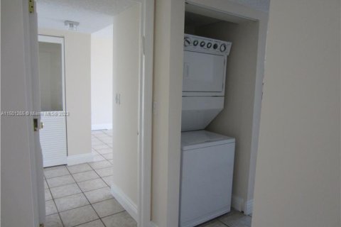 Copropriété à vendre à Surfside, Floride: 2 chambres, 147.71 m2 № 911332 - photo 11