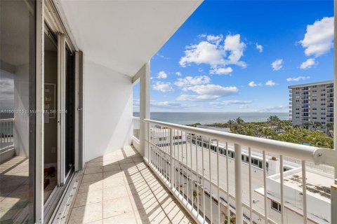 Condominio en venta en Surfside, Florida, 2 dormitorios, 147.71 m2 № 911332 - foto 25