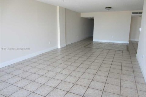 Condominio en venta en Surfside, Florida, 2 dormitorios, 147.71 m2 № 911332 - foto 1