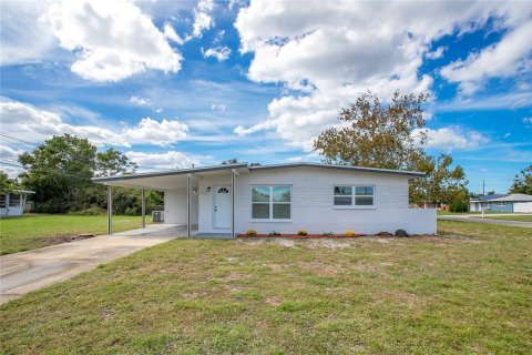 House in Port Richey, Florida 3 bedrooms, 115.2 sq.m. № 1409935 - photo 1