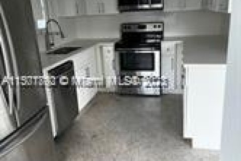 House in West Park, Florida 3 bedrooms, 125.42 sq.m. № 911333 - photo 4