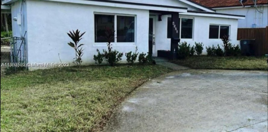 House in West Park, Florida 3 bedrooms, 125.42 sq.m. № 911333
