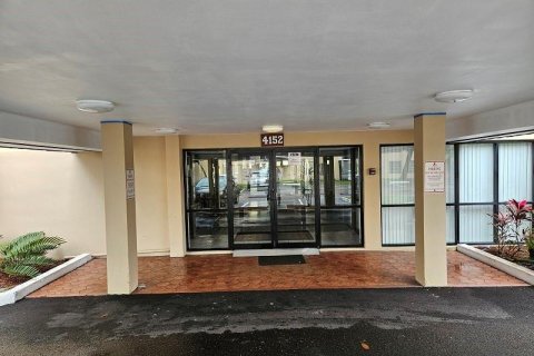 Condominio en venta en Lauderhill, Florida, 2 dormitorios, 94.39 m2 № 1077459 - foto 3