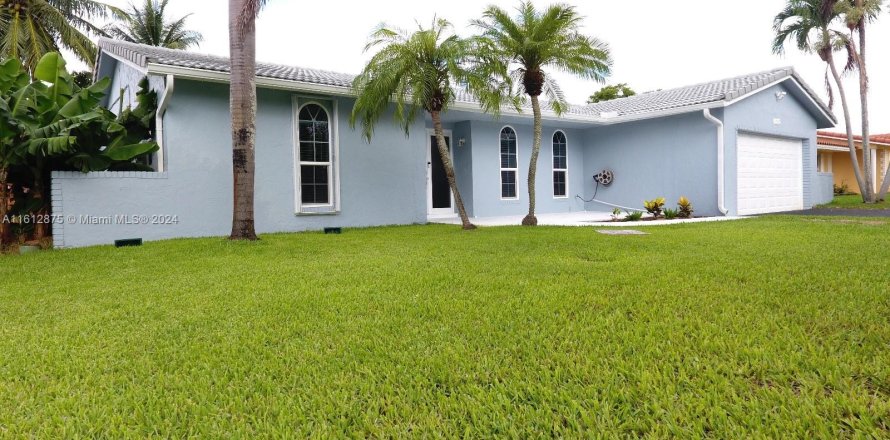 House in Coral Springs, Florida 3 bedrooms, 181.53 sq.m. № 1235820