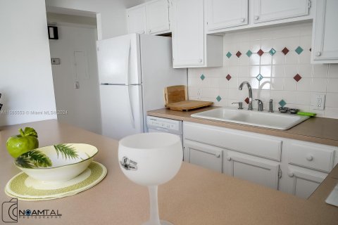 Condo in Miami Beach, Florida, 1 bedroom  № 1430064 - photo 4