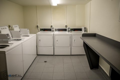 Condo in Miami Beach, Florida, 1 bedroom  № 1430064 - photo 17