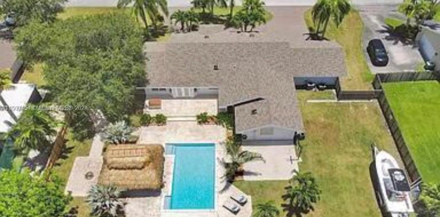 House in Palmetto Bay, Florida 4 bedrooms, 251.58 sq.m. № 925094